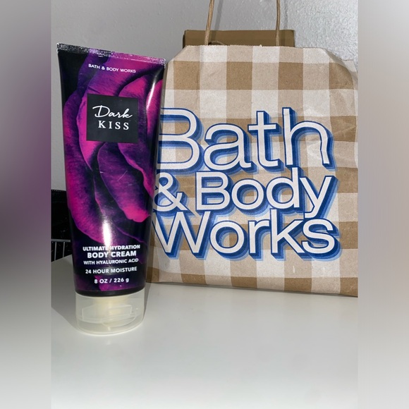 Bath and Body Works Dark Kiss Body Cream Lotion (2 - 8oz’s) 24 Hour Moisturizer - Picture 9 of 12